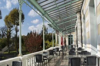 Une femme assise devant des machines à sous dans un casino, regardant l'écran de jeu.