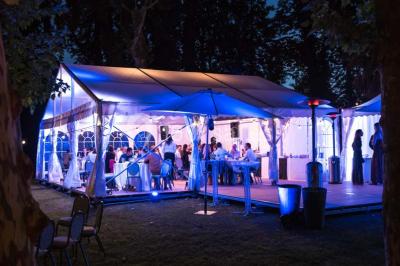 Une femme assise devant des machines à sous dans un casino, regardant l'écran de jeu.