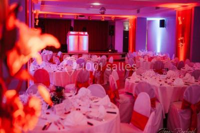 Une femme assise devant des machines à sous dans un casino, regardant l'écran de jeu.