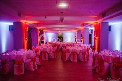 Une femme assise devant des machines à sous dans un casino, regardant l'écran de jeu.