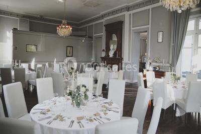 Une femme assise devant des machines à sous dans un casino, regardant l'écran de jeu.