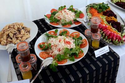 Une femme assise devant des machines à sous dans un casino, regardant l'écran de jeu.