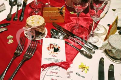Une femme assise devant des machines à sous dans un casino, regardant l'écran de jeu.