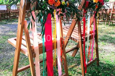 Une femme assise devant des machines à sous dans un casino, regardant l'écran de jeu.