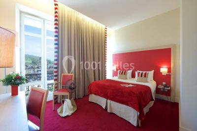 Une femme assise devant des machines à sous dans un casino, regardant l'écran de jeu.