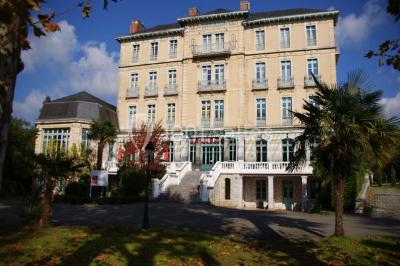 Miniature Location salle Salies-de-Béarn (Pyrénées-Atlantiques) - Casino-Hôtel du Parc Salies-de-béarn #2 Croupier debout derrière une table de blackjack dans un casino, avec jetons et cartes visibles.