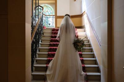 Salle de restaurant élégante avec tables dressées, chaises en bois sculpté et décor floral sur les murs et le sol.