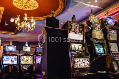 Salle de réception avec scène, piste de danse en bois, moquette rouge et plafond décoré d'une fresque.