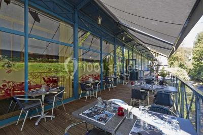 Salle de réception avec scène, piste de danse en bois, moquette rouge et plafond décoré d'une fresque.