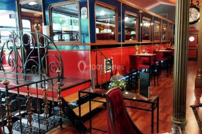 Salle de réception avec scène, piste de danse en bois, moquette rouge et plafond décoré d'une fresque.