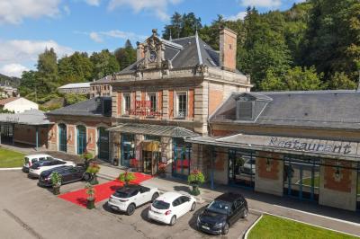 Salle de réception avec scène, piste de danse en bois, moquette rouge et plafond décoré d'une fresque.