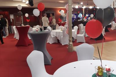 Salle de réception avec scène, piste de danse en bois, moquette rouge et plafond décoré d'une fresque.