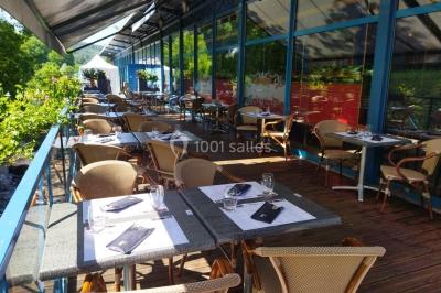 Salle de réception avec scène, piste de danse en bois, moquette rouge et plafond décoré d'une fresque.