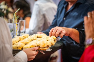Un barman réalise un spectacle de flair bartending avec des verres et un shaker dans une salle éclairée.