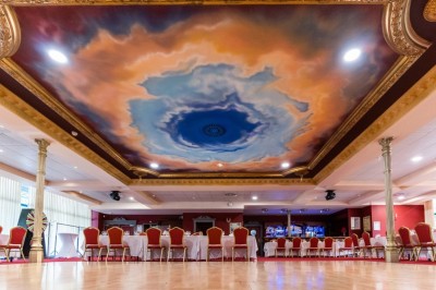 Miniature Location salle Plombières-les-Bains (Vosges) - Casino de Plombières #2 Groupe de personnes assises dans une salle de conférence, écoutant une présentation projetée sur un écran.