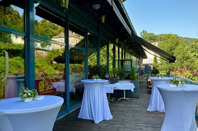 Miniature Location salle Plombières-les-Bains (Vosges) - Casino de Plombières #17 Groupe de personnes assises dans une salle de conférence, écoutant une présentation projetée sur un écran.