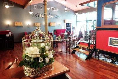Miniature Bienvenue au Restaurant Le Wagon Un barman réalise un spectacle de flair bartending avec des verres et un shaker dans une salle éclairée.