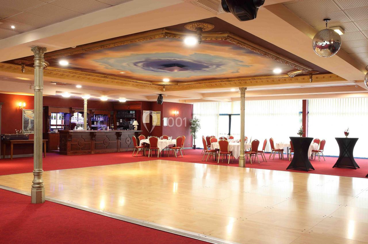 La réception peut commencer Salle de réception avec parquet de danse, tables dressées, bar en arrière-plan et plafond décoré d'une fresque.