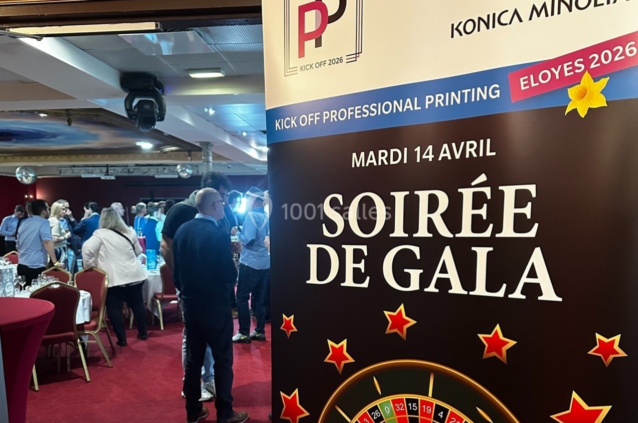 Affiche annonçant une soirée de gala le mardi 14 avril, avec des participants rassemblés dans une salle en arrière-plan.