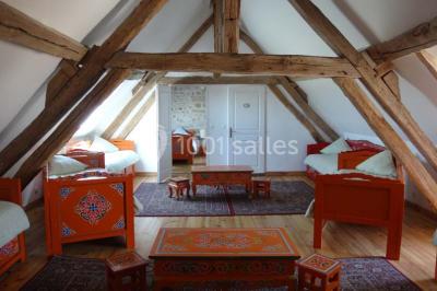 Miniature Location salle Aubepierre-Ozouer-le-Repos (Seine-et-Marne) - Grande Yourte de Réception #16 Assiette gastronomique avec une entrée raffinée composée de légumes, sauce jaune et décoration florale comestible.