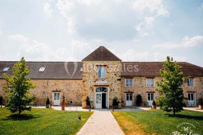Miniature Location salle Aubepierre-Ozouer-le-Repos (Seine-et-Marne) - Grande Yourte de Réception #2 Assiette gastronomique avec une entrée raffinée composée de légumes, sauce jaune et décoration florale comestible.