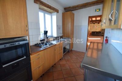 Miniature Location salle Aubepierre-Ozouer-le-Repos (Seine-et-Marne) - Grande Yourte de Réception #15 Assiette gastronomique avec une entrée raffinée composée de légumes, sauce jaune et décoration florale comestible.
