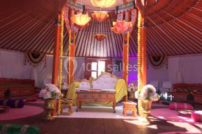 Miniature Location salle Aubepierre-Ozouer-le-Repos (Seine-et-Marne) - Grande Yourte de Réception #7 Assiette gastronomique avec une entrée raffinée composée de légumes, sauce jaune et décoration florale comestible.