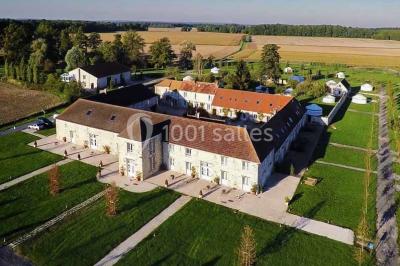 Miniature Location salle Aubepierre-Ozouer-le-Repos (Seine-et-Marne) - Grande Yourte de Réception #1 Assiette gastronomique avec une entrée raffinée composée de légumes, sauce jaune et décoration florale comestible.