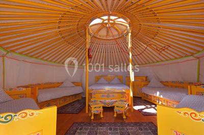 Miniature Location salle Aubepierre-Ozouer-le-Repos (Seine-et-Marne) - Grande Yourte de Réception #18 Assiette gastronomique avec une entrée raffinée composée de légumes, sauce jaune et décoration florale comestible.