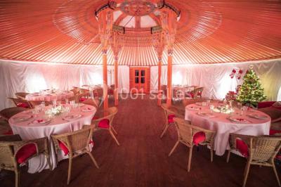 Miniature Location salle Aubepierre-Ozouer-le-Repos (Seine-et-Marne) - Grande Yourte de Réception #4 Assiette gastronomique avec une entrée raffinée composée de légumes, sauce jaune et décoration florale comestible.