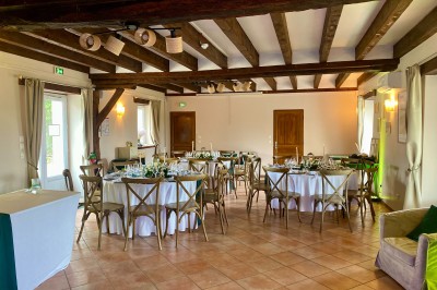 Miniature Location salle Aubepierre-Ozouer-le-Repos (Seine-et-Marne) - Grande Yourte de Réception #3 Assiette gastronomique avec une entrée raffinée composée de légumes, sauce jaune et décoration florale comestible.