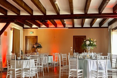 Miniature Location salle Aubepierre-Ozouer-le-Repos (Seine-et-Marne) - Grande Yourte de Réception #14 Assiette gastronomique avec une entrée raffinée composée de légumes, sauce jaune et décoration florale comestible.