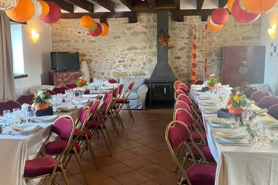 Miniature Location salle Aubepierre-Ozouer-le-Repos (Seine-et-Marne) - Grande Yourte de Réception #11 Assiette gastronomique avec une entrée raffinée composée de légumes, sauce jaune et décoration florale comestible.