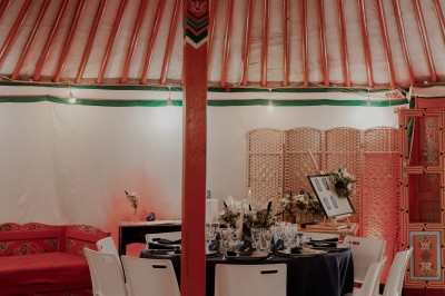 Miniature Location salle Aubepierre-Ozouer-le-Repos (Seine-et-Marne) - Grande Yourte de Réception #8 Assiette gastronomique avec une entrée raffinée composée de légumes, sauce jaune et décoration florale comestible.