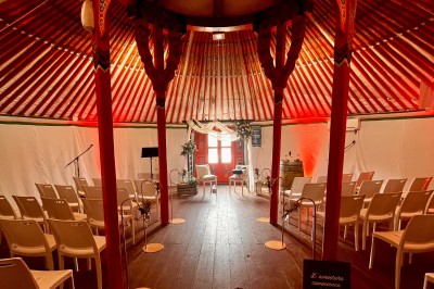 Miniature Location salle Aubepierre-Ozouer-le-Repos (Seine-et-Marne) - Grande Yourte de Réception #9 Assiette gastronomique avec une entrée raffinée composée de légumes, sauce jaune et décoration florale comestible.