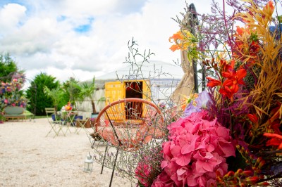Miniature Location salle Aubepierre-Ozouer-le-Repos (Seine-et-Marne) - Grande Yourte de Réception #5 Assiette gastronomique avec une entrée raffinée composée de légumes, sauce jaune et décoration florale comestible.