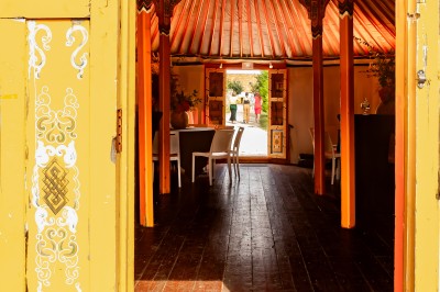 Miniature Location salle Aubepierre-Ozouer-le-Repos (Seine-et-Marne) - Grande Yourte de Réception #10 Assiette gastronomique avec une entrée raffinée composée de légumes, sauce jaune et décoration florale comestible.