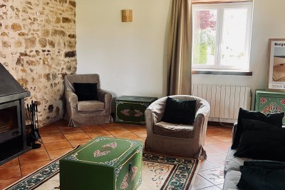 Miniature Location salle Aubepierre-Ozouer-le-Repos (Seine-et-Marne) - Grande Yourte de Réception #13 Assiette gastronomique avec une entrée raffinée composée de légumes, sauce jaune et décoration florale comestible.