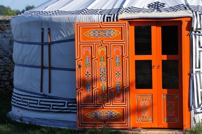 Miniature Location salle Aubepierre-Ozouer-le-Repos (Seine-et-Marne) - Grande Yourte de Réception #21 Assiette gastronomique avec une entrée raffinée composée de légumes, sauce jaune et décoration florale comestible.
