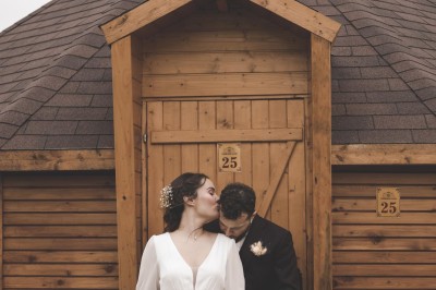 Miniature Location salle Aubepierre-Ozouer-le-Repos (Seine-et-Marne) - Grande Yourte de Réception #28 Assiette gastronomique avec une entrée raffinée composée de légumes, sauce jaune et décoration florale comestible.