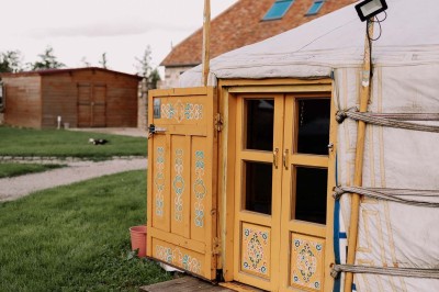 Miniature Location salle Aubepierre-Ozouer-le-Repos (Seine-et-Marne) - Grande Yourte de Réception #24 Assiette gastronomique avec une entrée raffinée composée de légumes, sauce jaune et décoration florale comestible.