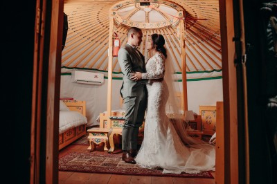 Miniature Location salle Aubepierre-Ozouer-le-Repos (Seine-et-Marne) - Grande Yourte de Réception #23 Assiette gastronomique avec une entrée raffinée composée de légumes, sauce jaune et décoration florale comestible.