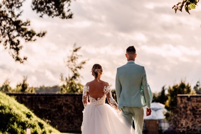 Miniature Location salle Aubepierre-Ozouer-le-Repos (Seine-et-Marne) - Grande Yourte de Réception #26 Assiette gastronomique avec une entrée raffinée composée de légumes, sauce jaune et décoration florale comestible.