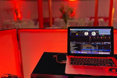 Miniature Location salle Aubepierre-Ozouer-le-Repos (Seine-et-Marne) - Grande Yourte de Réception #32 Assiette gastronomique avec une entrée raffinée composée de légumes, sauce jaune et décoration florale comestible.