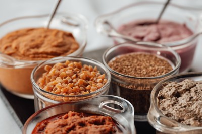 Miniature Location salle Aubepierre-Ozouer-le-Repos (Seine-et-Marne) - Grande Yourte de Réception #34 Assiette gastronomique avec une entrée raffinée composée de légumes, sauce jaune et décoration florale comestible.