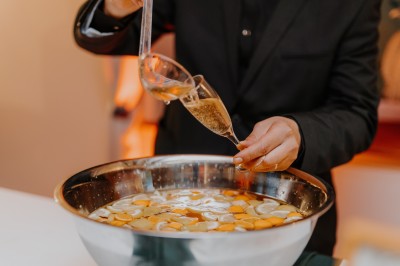Miniature Location salle Aubepierre-Ozouer-le-Repos (Seine-et-Marne) - Grande Yourte de Réception #35 Assiette gastronomique avec une entrée raffinée composée de légumes, sauce jaune et décoration florale comestible.