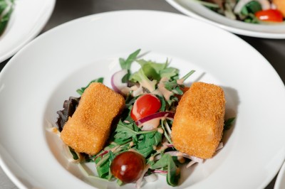 Miniature Location salle Aubepierre-Ozouer-le-Repos (Seine-et-Marne) - Grande Yourte de Réception #36 Assiette gastronomique avec une entrée raffinée composée de légumes, sauce jaune et décoration florale comestible.