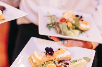 Miniature Location salle Aubepierre-Ozouer-le-Repos (Seine-et-Marne) - Grande Yourte de Réception #38 Assiette gastronomique avec une entrée raffinée composée de légumes, sauce jaune et décoration florale comestible.