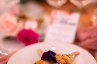Miniature Location salle Aubepierre-Ozouer-le-Repos (Seine-et-Marne) - Grande Yourte de Réception #39 Assiette gastronomique avec une entrée raffinée composée de légumes, sauce jaune et décoration florale comestible.