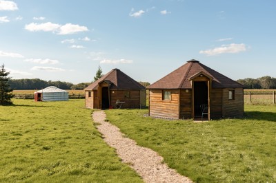 Miniature Location salle Aubepierre-Ozouer-le-Repos (Seine-et-Marne) - Grande Yourte de Réception #30 Assiette gastronomique avec une entrée raffinée composée de légumes, sauce jaune et décoration florale comestible.